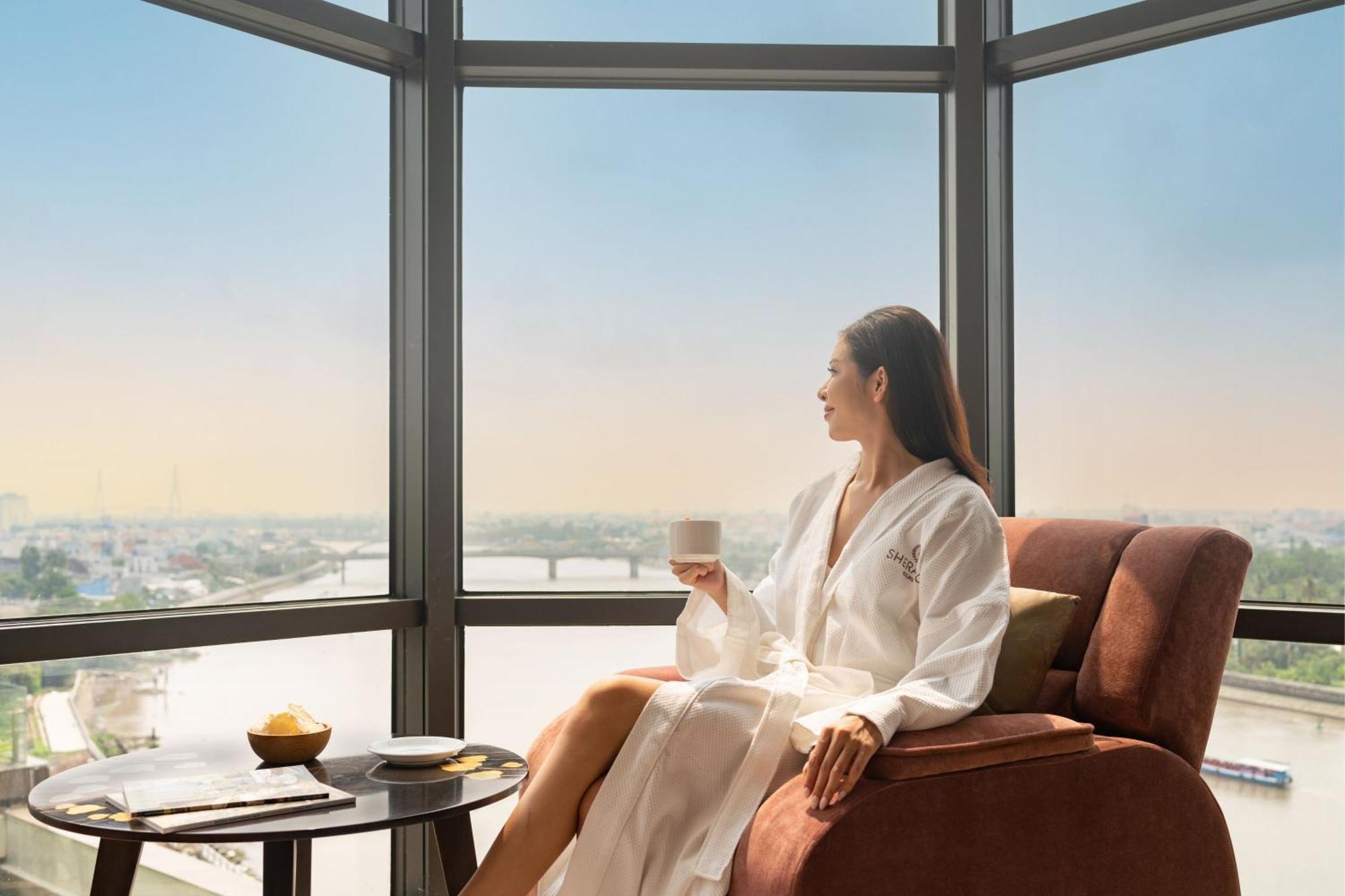 Sheraton Can Tho Exterior photo A woman wearing a bathrobe