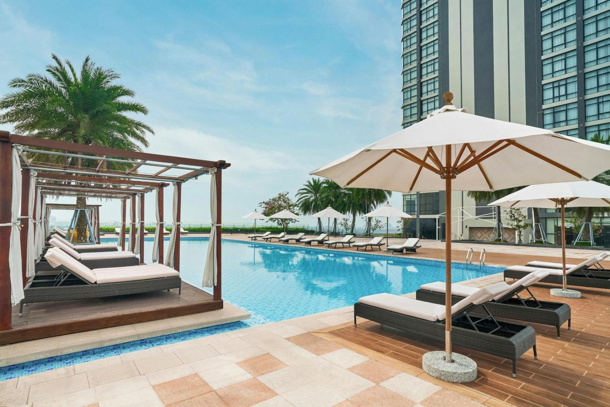 Sheraton Can Tho Exterior photo The swimming pool at the Westin